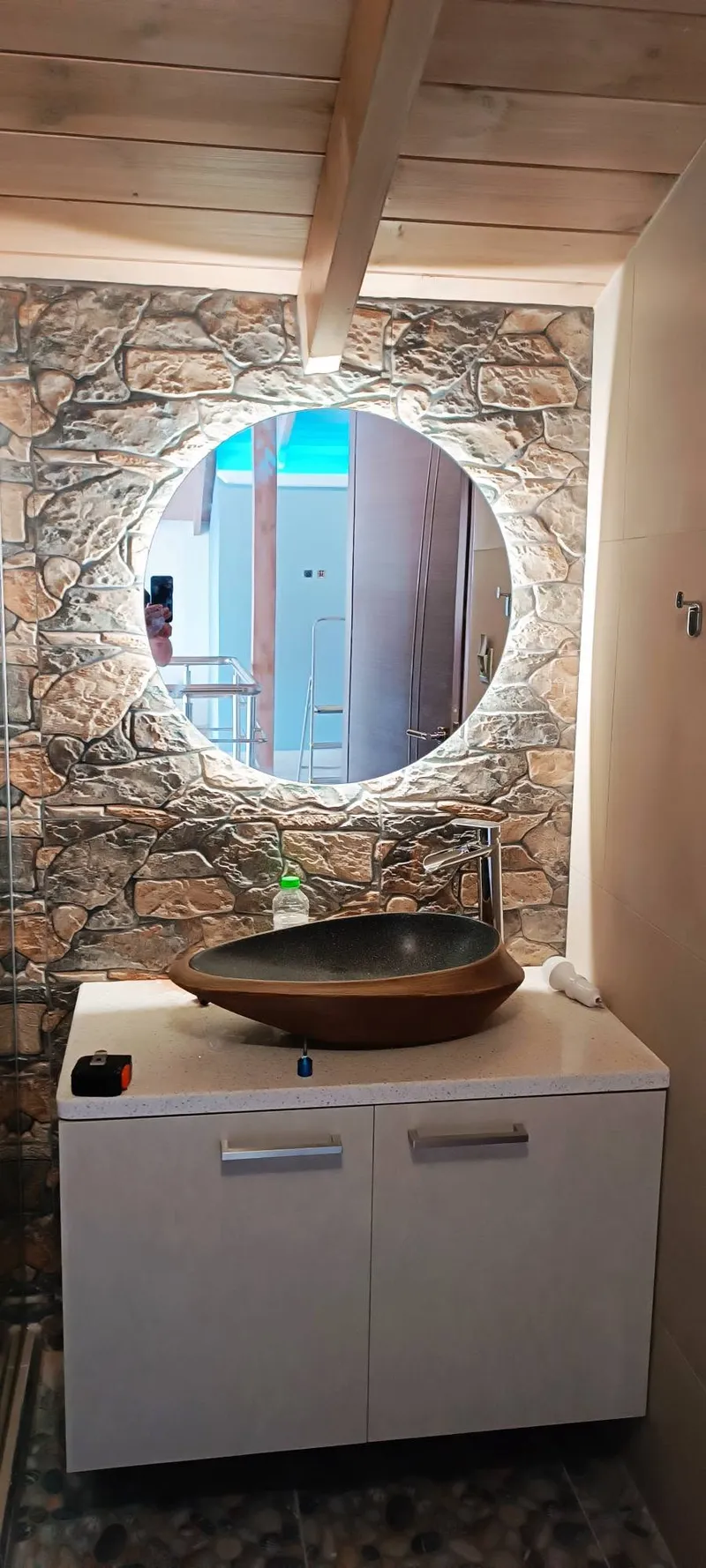 Γυάλινη κατασκευή από τον Κίτσιο Πέτρο